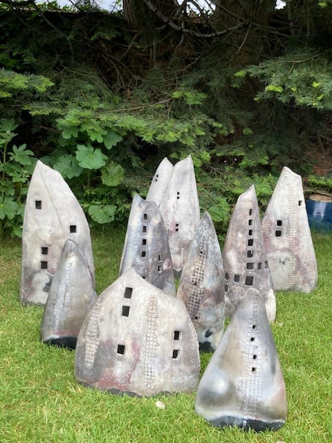 Collectie keramische torens in atelier tuin Apeldoorn